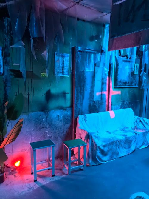 探索“屋内有鬼”的世界：下载地址与游戏魅力